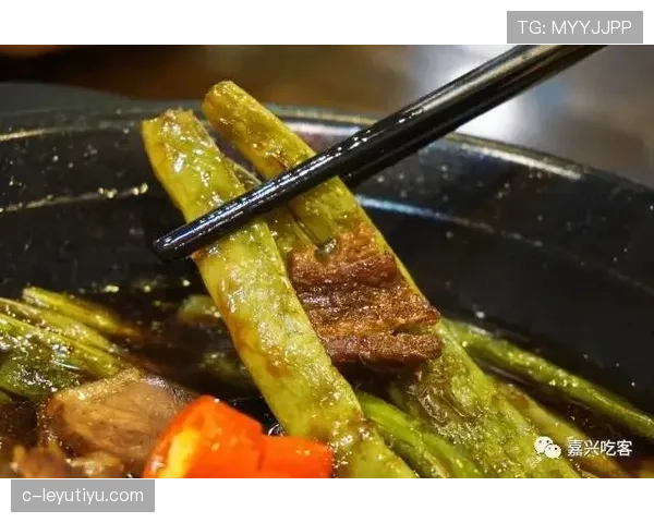 谷爱凌发早餐照,名牌餐具+鲜花摆得像法式餐厅,我这边泡面杯都羞得不敢抬头 谷爱凌发早餐照,名牌餐具+鲜花摆得像法式餐厅,我这边泡面杯都羞得不敢抬头