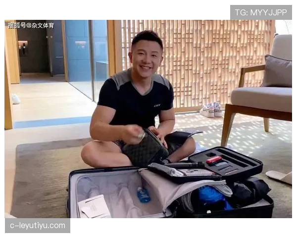 陈一冰室内狂摆弄，跟球场上判若两人，感觉他家像科幻片现场？